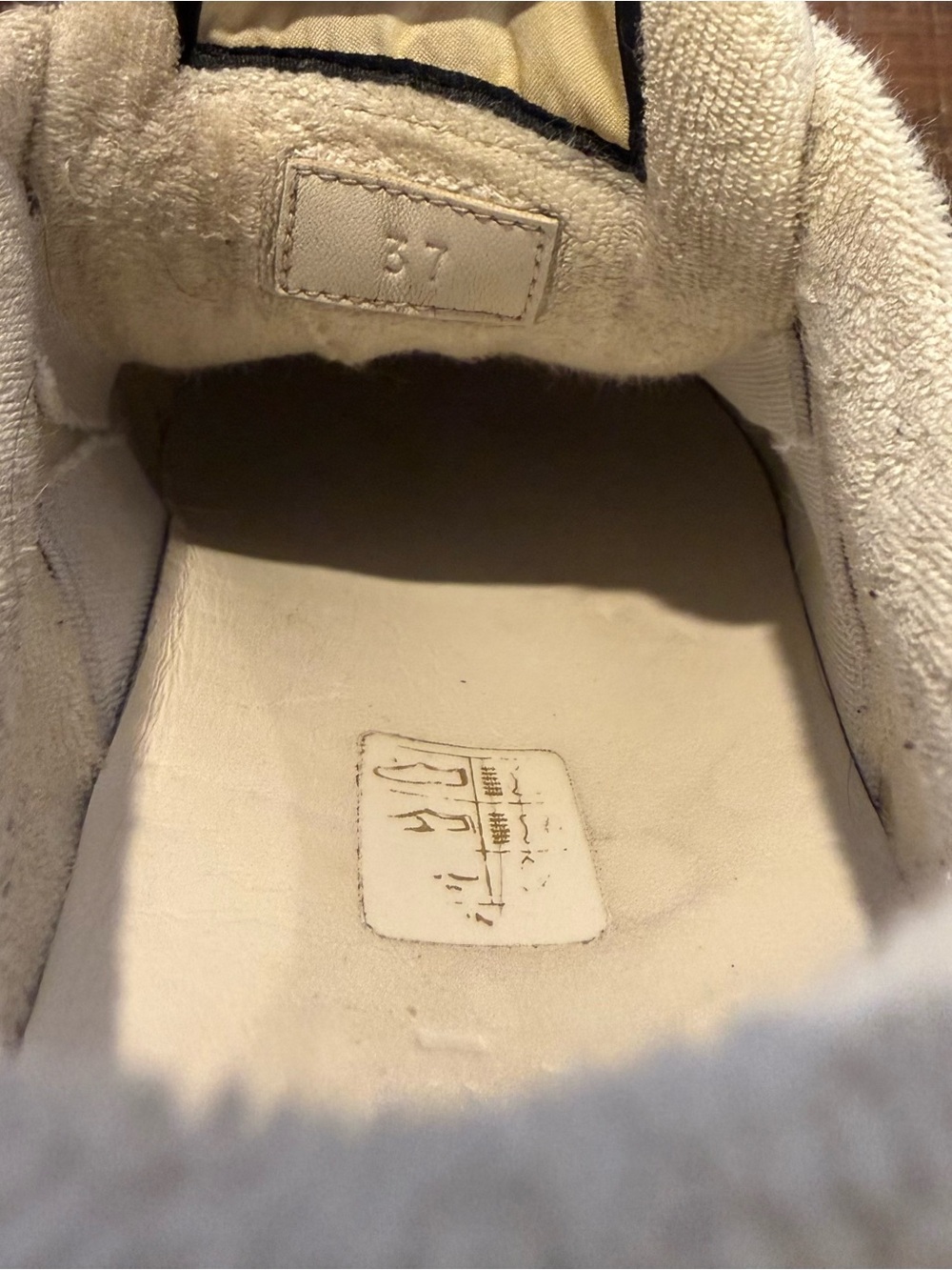 Gucci Off-White/Cream Suede & Leather Sneaker Interior Detail - Picture 4 of 5